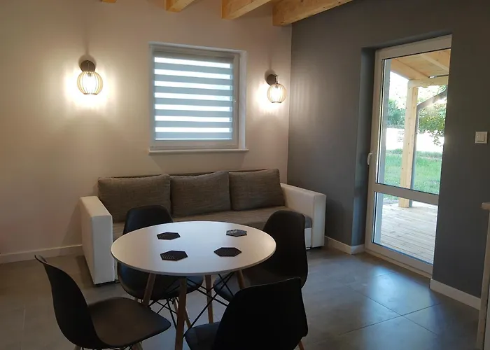 - Bobrowe Zacisze 3 *